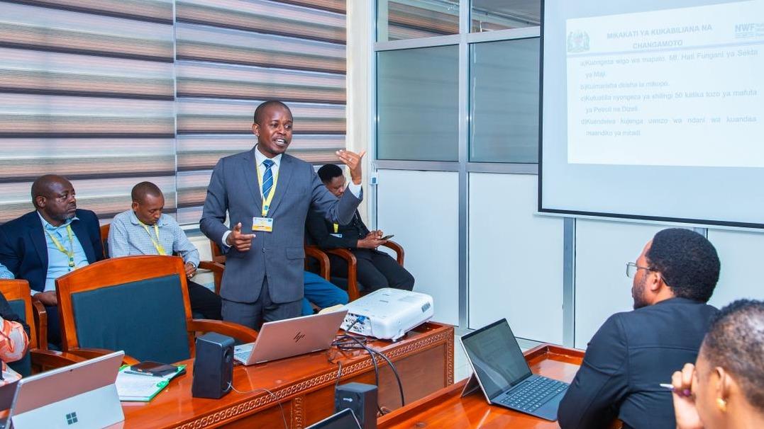 CEO wa Mfuko wa Taifa wa Maji (NWF) Wakili Haji Nandule, akiwasilisha taarifa kwa Kamati ya Kudumu ya Bunge ya Maji na Mazingira wakati wa Kikao cha Kamati, Januri 21, 2026