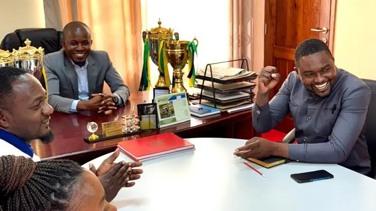 Afisa Mtendaji Mkuu wa Mfuko wa Taifa wa Maji apokea Makombe ya SHIMIWI